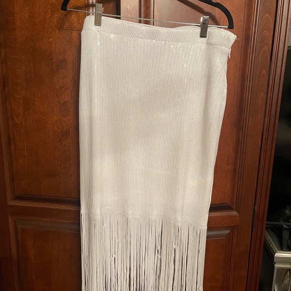 Gorgeous NWT white sequin skirt set …. Both pieces fully lined …Smoke free home - Picture 2 of 4